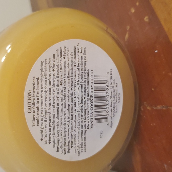 Yankee Candle Vanilla Cookie Scented Candle with Decorative Lid - Picture 6 of 6